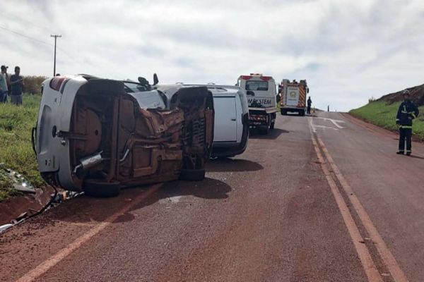 Três pessoas ficam feridas após forte colisão na PR-486 em Espigão Azul