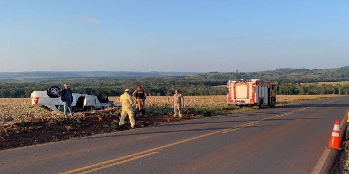 Capotamento na PR-488 deixa duas pessoas feridas em Santa Helena