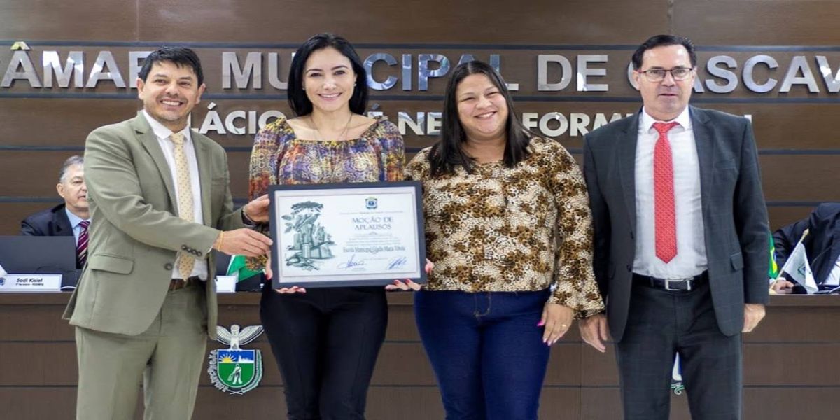 Dr. Lauri entrega moção de aplausos às escolas municipais Teotônio Vilela e Gladis Tibola