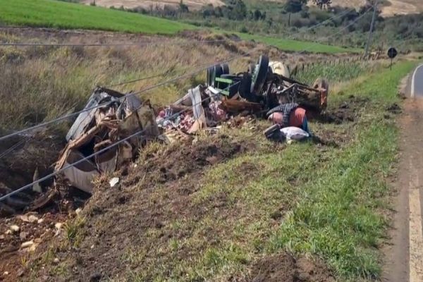Imagem referente a notícia: Caminhão de Cascavel carregado de iogurte capota e colide com rede de alta tensão na PR-438