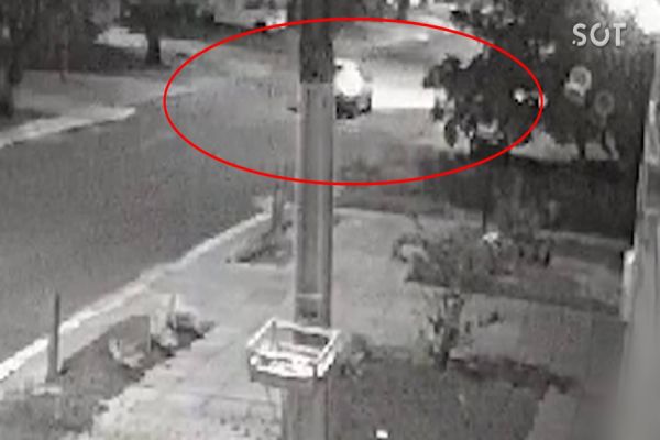 Imagem referente a notícia: Câmera de segurança registra grave acidente no Bairro Pioneiros Catarinenses