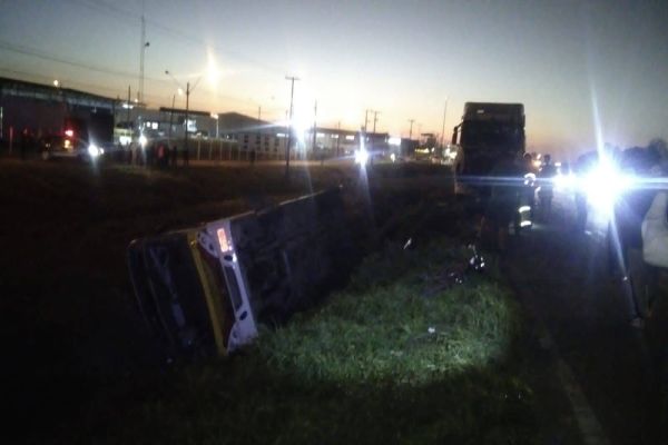 Ônibus escolar que transportava 25 crianças se envolve em acidente na BR 277 em São José dos Pinhais