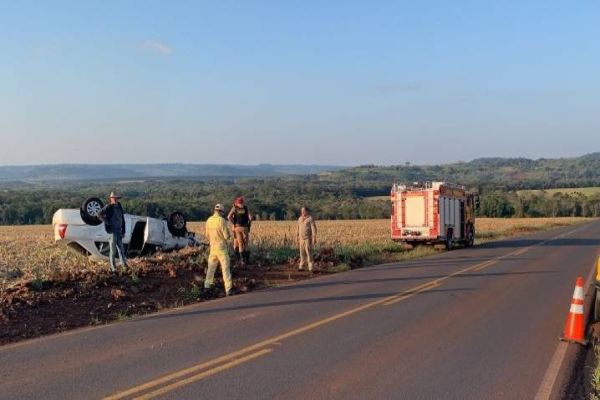 Capotamento na PR-488 deixa duas pessoas feridas em Santa Helena
