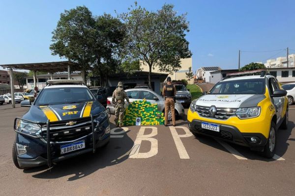 Imagem referente a notícia: PM e PRF apreendem Voyage com mais de 300 kg de maconha no distrito de Ouro Preto, em Toledo