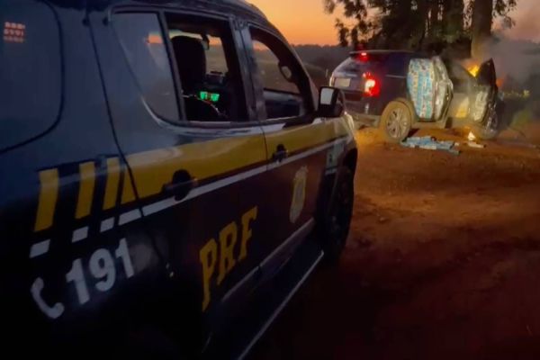 Imagem referente a notícia: Carro colide em árvore e pega fogo após fuga da Polícia Rodoviária Federal na BR-277 em Cascavel