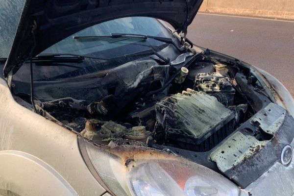 Incêndio em veículo é controlado por bombeiros próximo ao viaduto da Rua Jacarezinho, em Cascavel