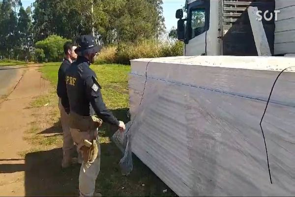Imagem referente a notícia: PRF apreende quase 5 toneladas de maconha em caixas de isopor gigantes na BR-369