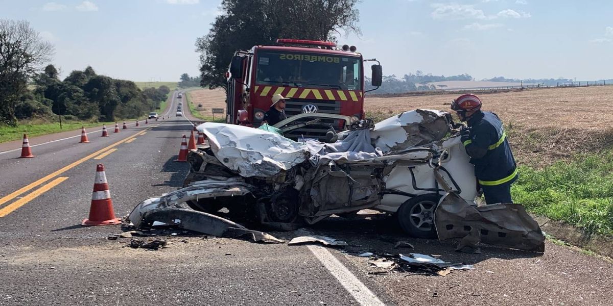 Homem de 47 anos morre em colisão frontal entre carro e caminhão na BR-277 em Cascavel