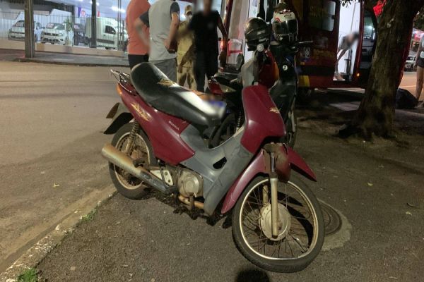 Imagem referente a notícia: Duas pessoas ficam feridas em colisão entre motos na Rua Jacarezinho no São Cristóvão
