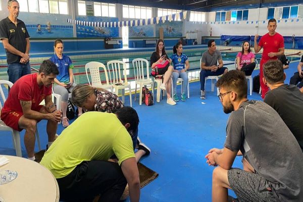 Profissionais que atuam nas piscinas do Município recebem treinamento do Corpo de Bombeiros