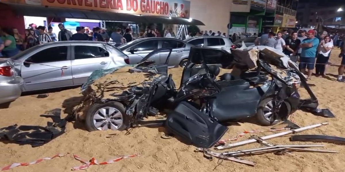 Caminhão carregado de soja fica sem freio e atinge mais 20 carros no sudoeste do Paraná