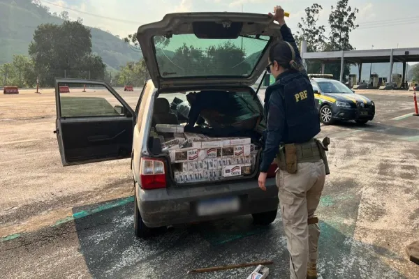 Foto relacionada a notícia: PRF apreendem Fiat Uno abarrotado com cigarros contrabandeados na BR-277, em Laranjeiras do Sul