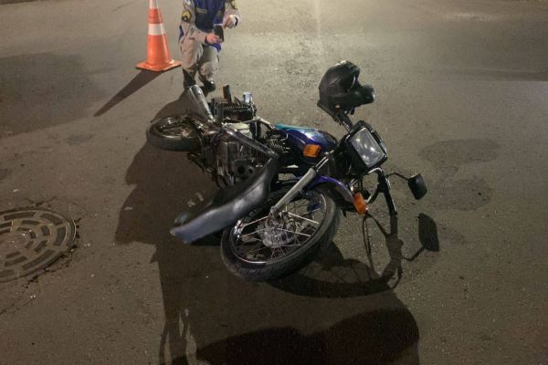 Imagem referente a notícia: Motociclista de 18 anos se envolve em forte colisão de trânsito na Rua Ipanema