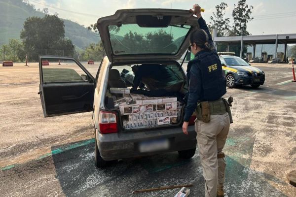 Imagem referente a notícia: PRF apreendem Fiat Uno abarrotado com cigarros contrabandeados na BR-277, em Laranjeiras do Sul