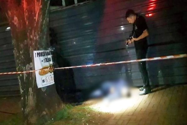 Imagem referente a notícia: Homem de 30 anos é morto com facada no peito na Avenida Assunção no centro de Cascavel