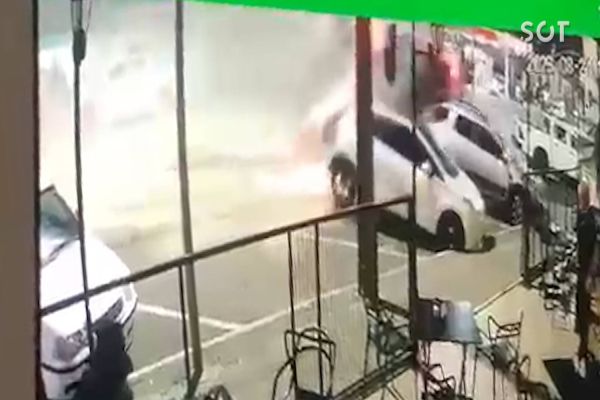 Imagens de câmera de segurança captam impressionante acidente com caminhão carregado de soja