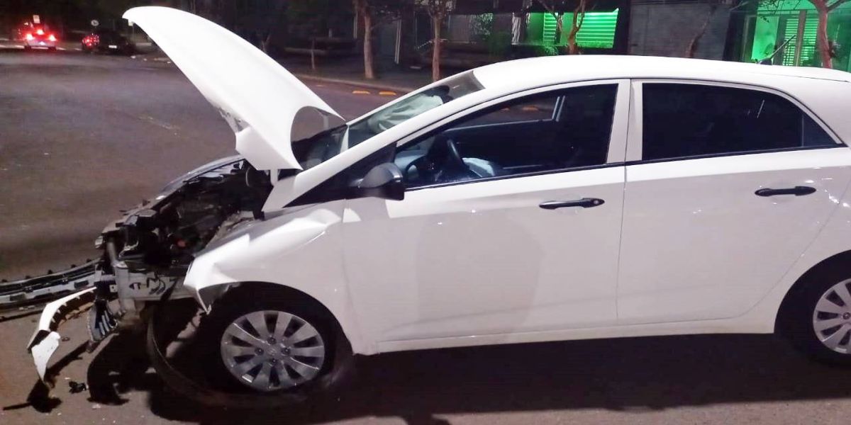 Motorista é detida pela PM embriagada após colidir veículo contra poste na Rua Minas Gerais