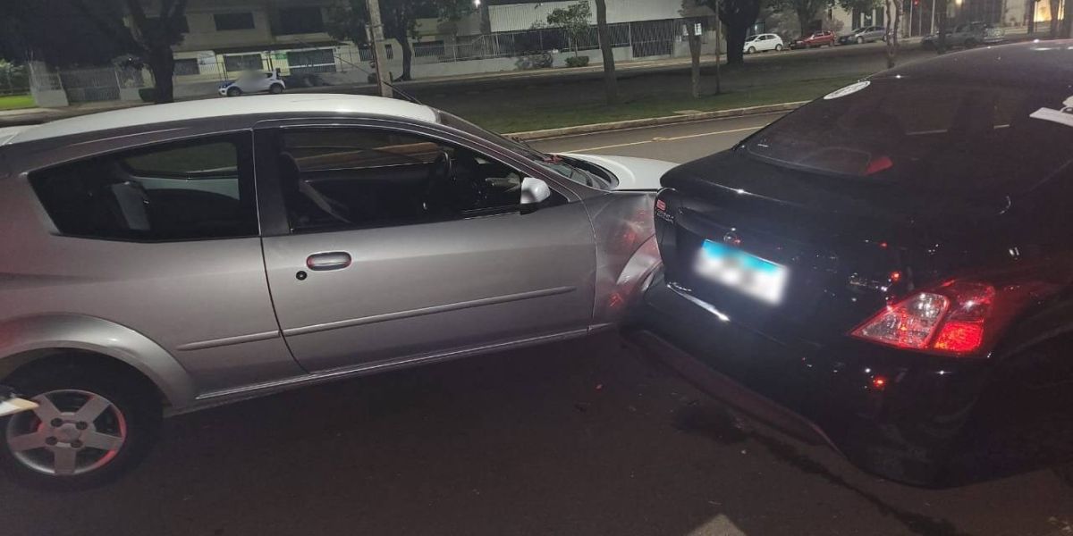 Condutora embriagada se envolve em colisão traseira na Avenida Brasil e acaba detida pela PM