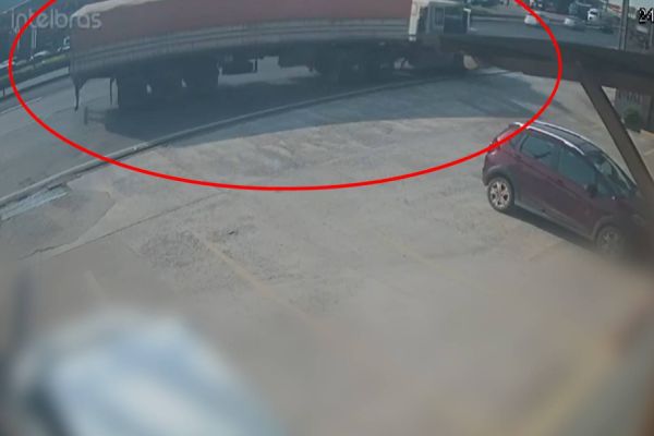 Imagem referente a notícia: Câmera de segurança registra o momento em que caminhão desgovernado cruza rodovia em Ponta Grossa