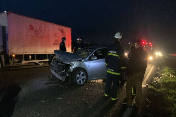 Imagem referente a notícia: Duas pessoas ficam feridas após capotamento na BR-467 em Cascavel