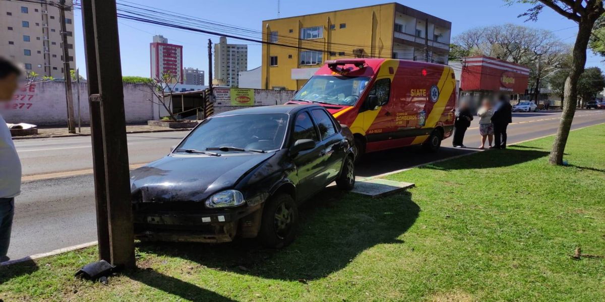 Homem passa mal enquanto dirigia e acaba colidindo em poste de iluminação na Avenida Brasil