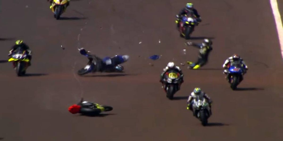 Imagens impressionantes: Grave acidente interrompe corrida da Moto 1000 GP em Cascavel