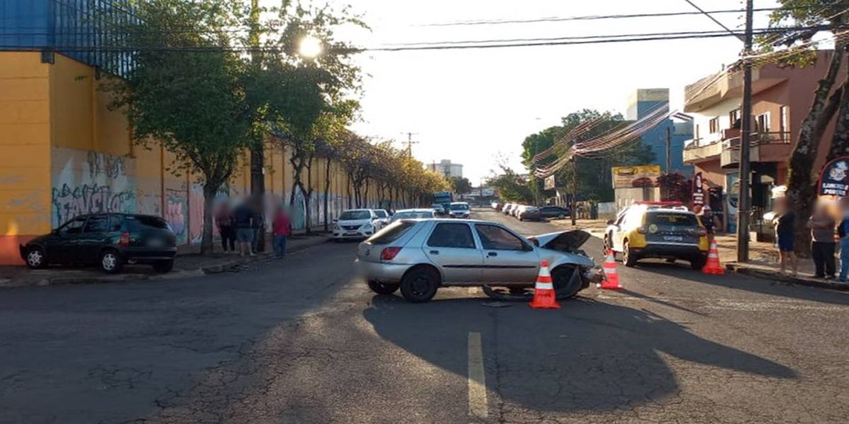 Condutor é detido pela PM sem CNH e embriagado após colisão na Rua Ponta Grossa