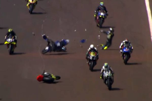Imagem referente a notícia: Imagens impressionantes: Grave acidente interrompe corrida da Moto 1000 GP em Cascavel