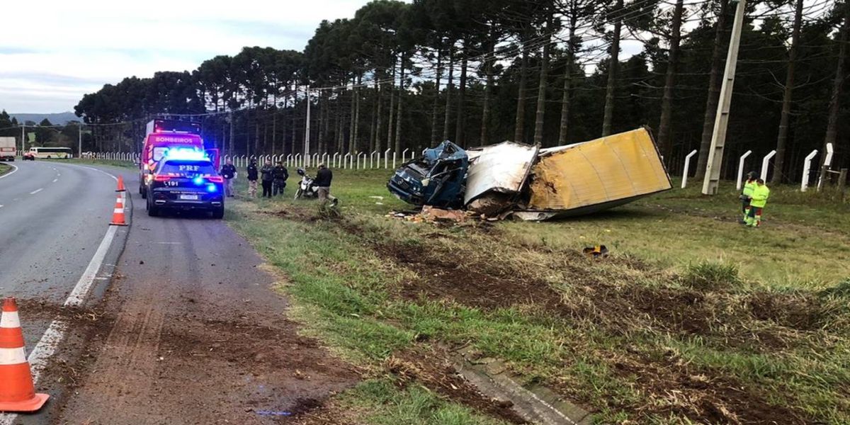 Caminhão fica destruído após  saída de pista na BR-376 em Ponta Grossa