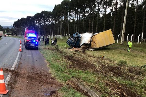 Caminhão fica destruído após  saída de pista na BR-376 em Ponta Grossa