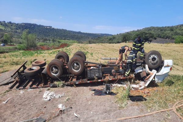 Duas pessoas morrem após caminhão tomba na PR-239 em Ubiratã