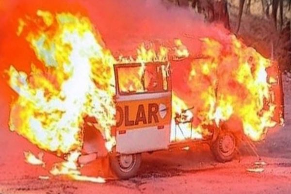 Incêndio destrói Kombi de transporte escolar na BR-277 em Laranjeiras do Sul