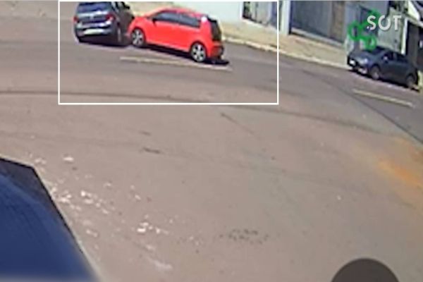 Imagem referente a notícia: Câmera de monitoramento registra capotamento após colisão no centro de Cascavel