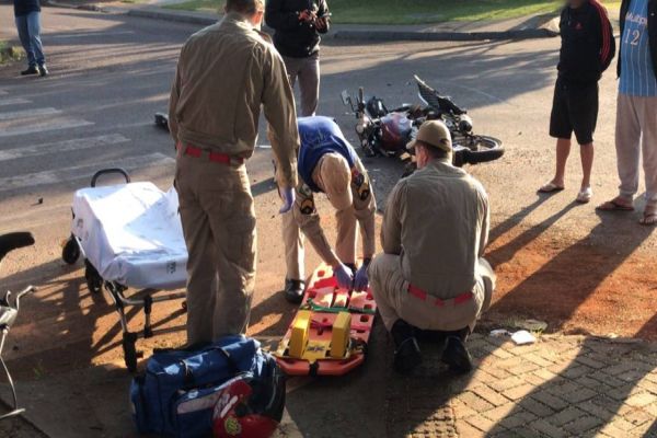 Motociclista de 20 anos fica ferido após forte colisão no Bairro Periolo