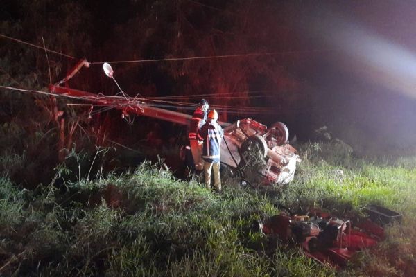 Homem de 35 anos morre ao colidir contra um poste de energia na PR-495 em Santa Helena