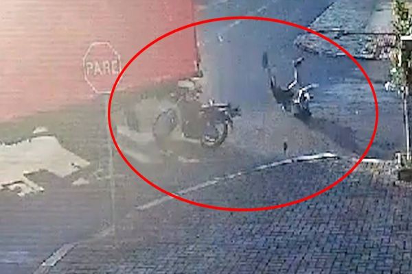 Câmera de segurança registra adolescente em fuga da GM e violenta colisão contra caminhão