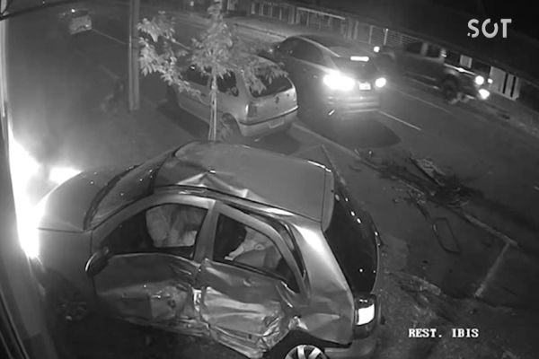 Câmeras de Segurança registra grave acidente entre Jaguar e Palio no centro de Cascavel