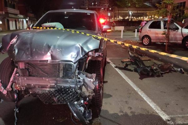 Forte colisão entre Jaguar e Palio é registrada na Rua Paraná no centro de Cascavel