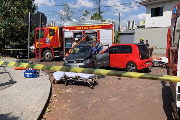 Duas pessoas ficam encarceradas após grave colisão seguida de capotamento no centro de Cascavel