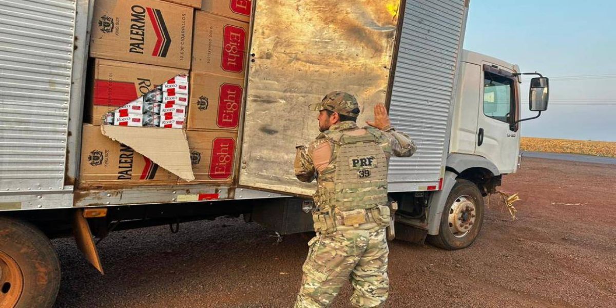 PRF apreende dois caminhões carregados com cigarros no oeste do Paraná