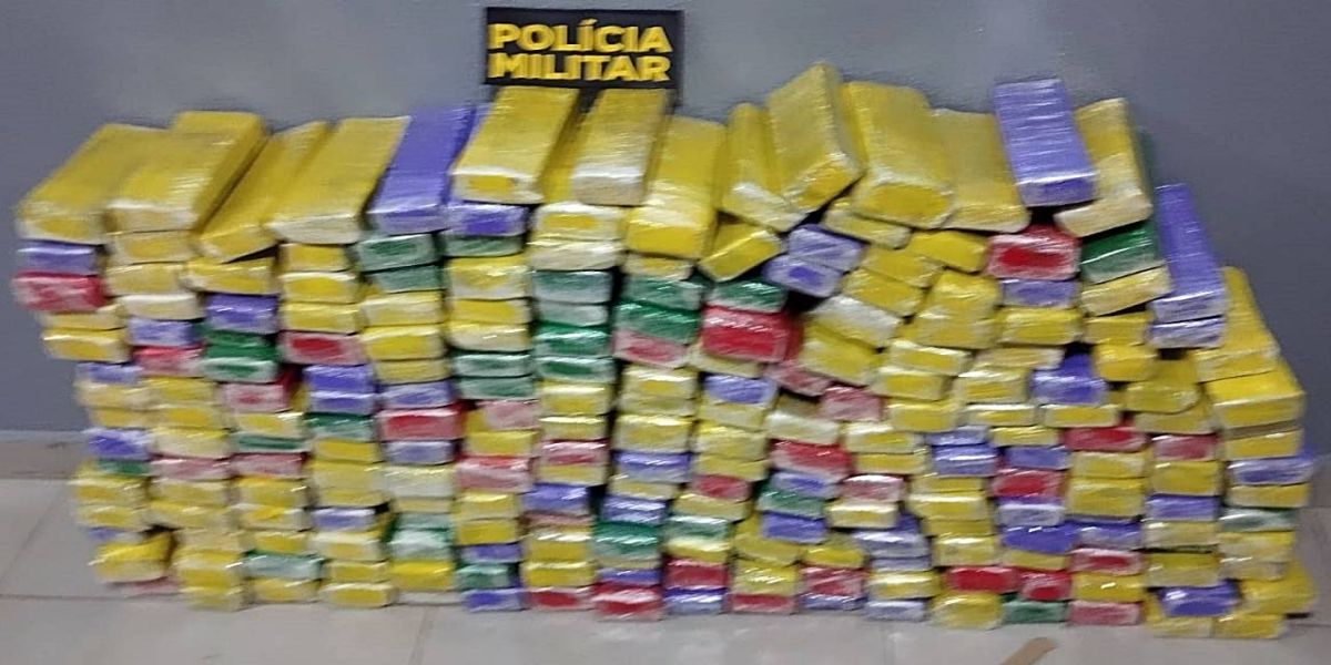 PM recupera veículo clonado e apreende mais de 160 kg de maconha em perseguição em Quedas do Iguaçu