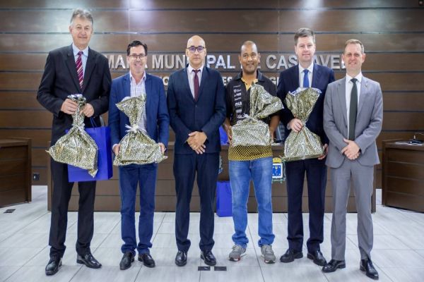 Policiais penais do Paraná homenageiam Comissão de Segurança e Alécio Espínola