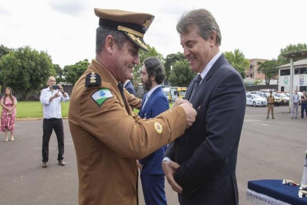 Prefeito de Toledo recebe Medalha Mérito do 19º Batalhão de Polícia Militar