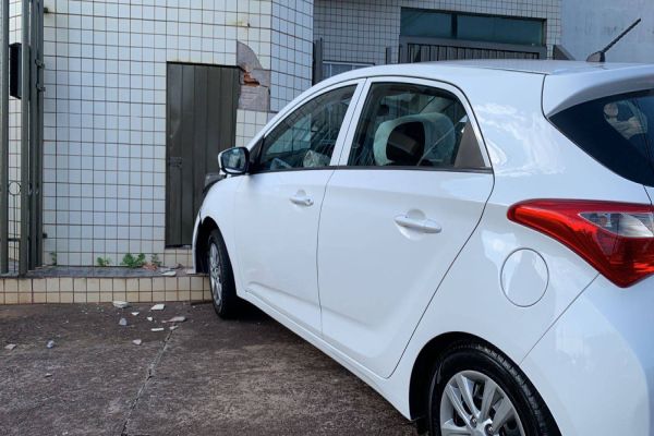 Após comprar carro, condutora perde o controle da direção e atinge imóvel no Bairro Coqueiral