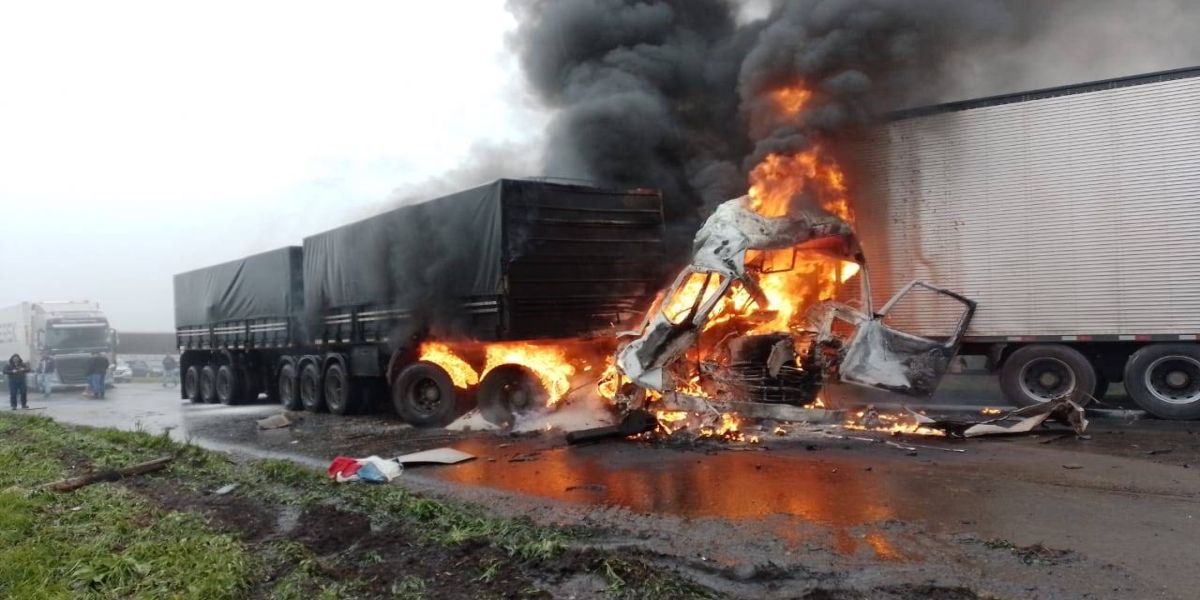 Cinco pessoas morrem em engavetamento com mais de 50 carros na BR-277; Varias colisões e incêndios