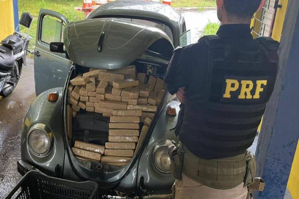 Imagem referente a notícia: Fusca é apreendido pela PRF carregado com maconha na BR-277 na região centro-sul do Paraná