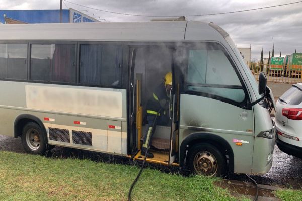 Imagem referente a notícia: Incêndio em veículo mobiliza bombeiros no Bairro São Cristovão em Cascavel