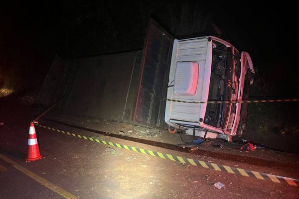 Homem morre e outras duas pessoas ficam em estado grave após tombamento de caminhão na PR-574