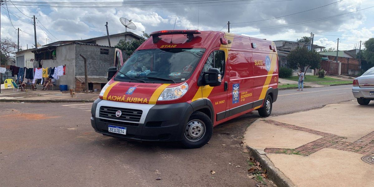 Jovem de 17 anos fica ferido após colisão entre mobilete e ônibus de transporte coletivo