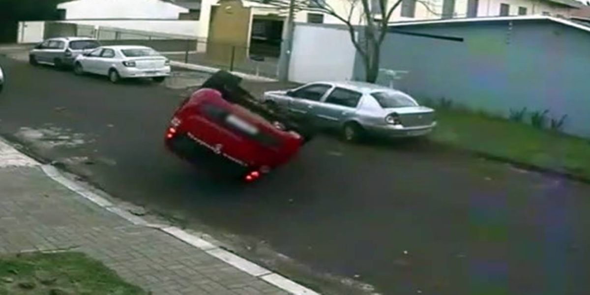 Mulher fica ferida após capotamento no Bairro Esmeralda, em Cascavel